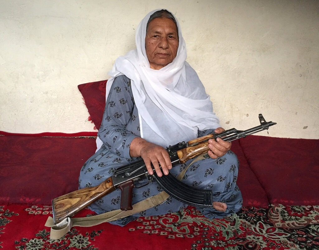 nữ chỉ huy dân quân đầu hàng Taliban ảnh 1 nu chi huy dan quan dau hang Taliban anh 1