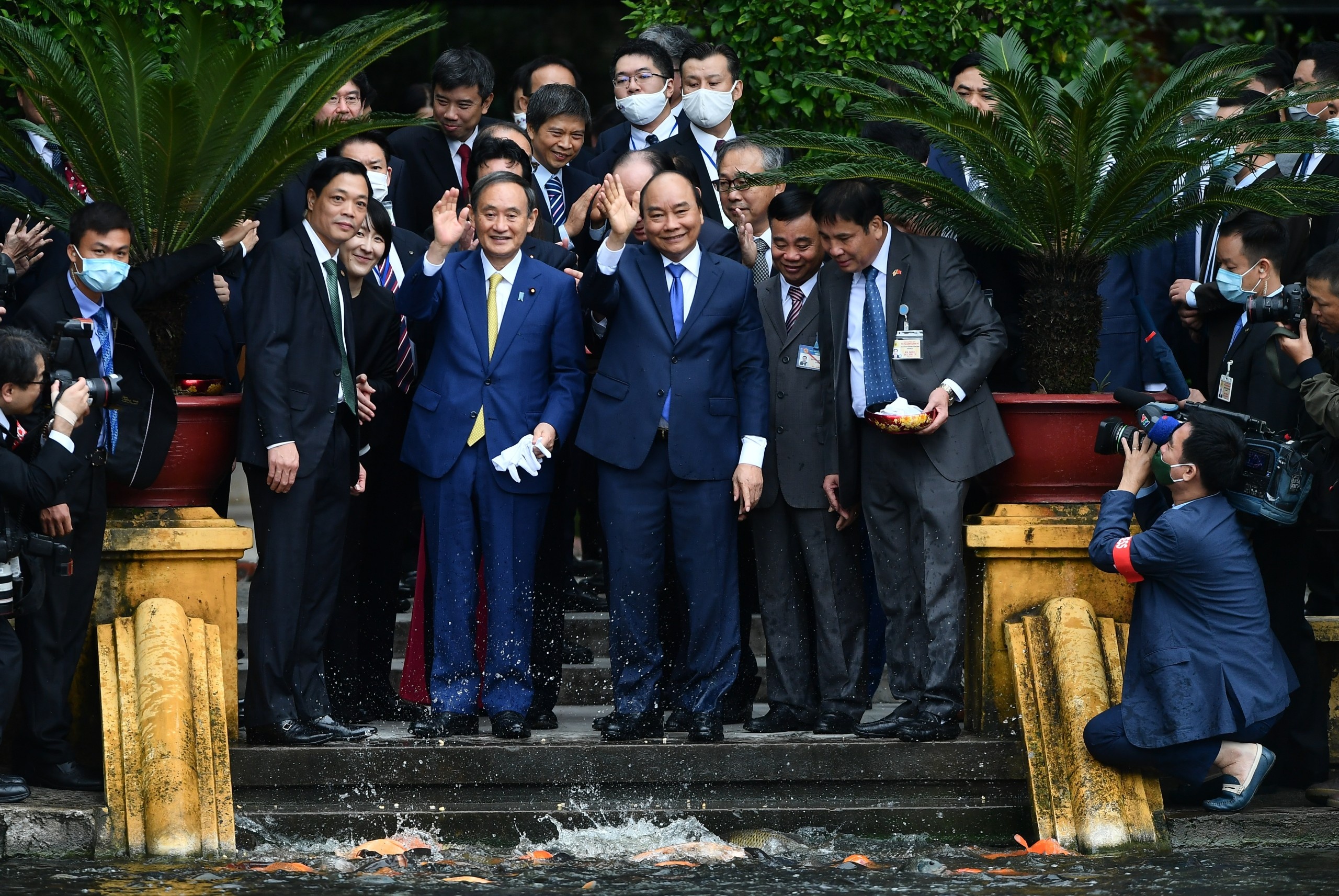 thu tuong Nhat Ban tham nha san Bac Ho anh 11