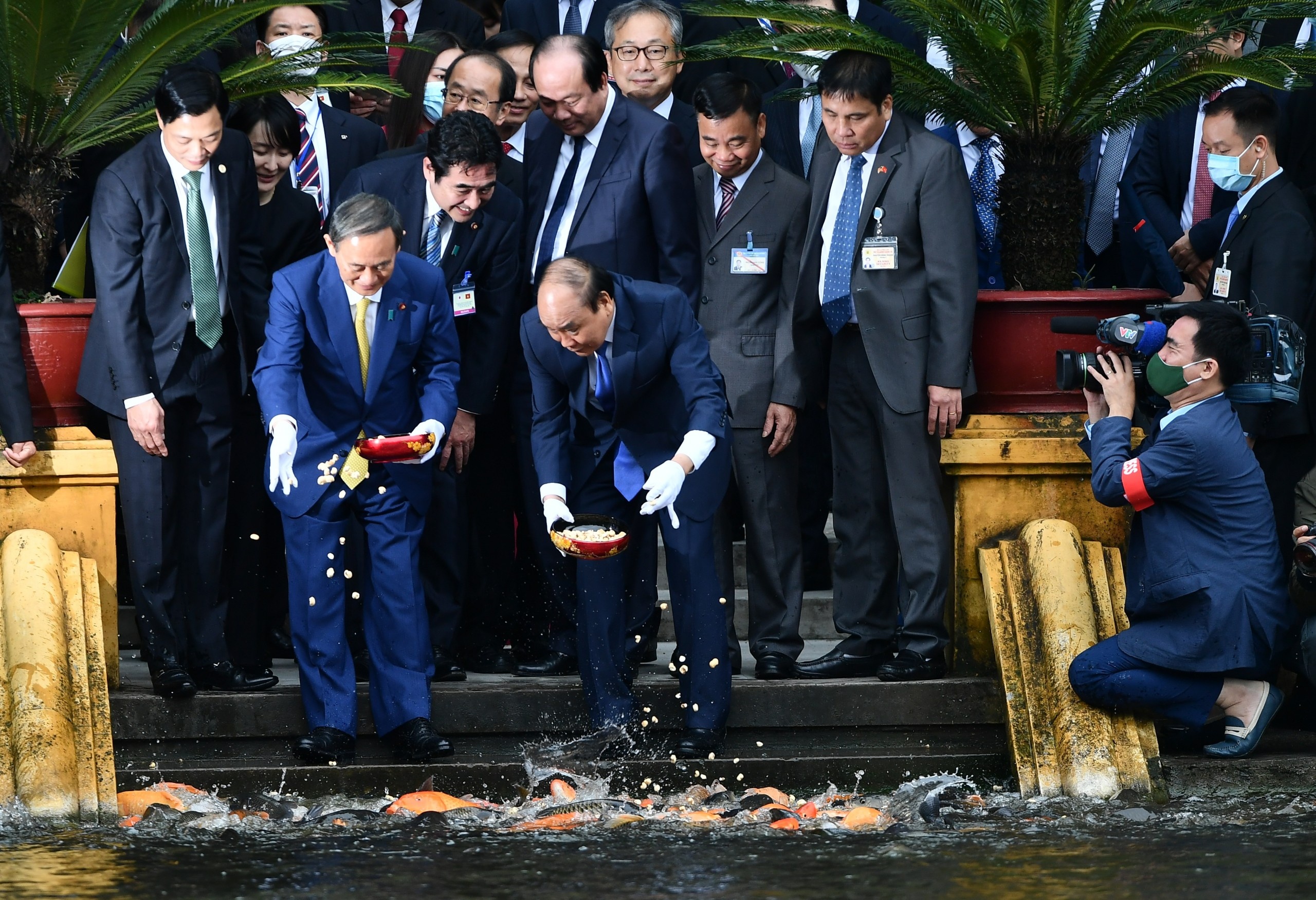 thu tuong Nhat Ban tham nha san Bac Ho anh 8