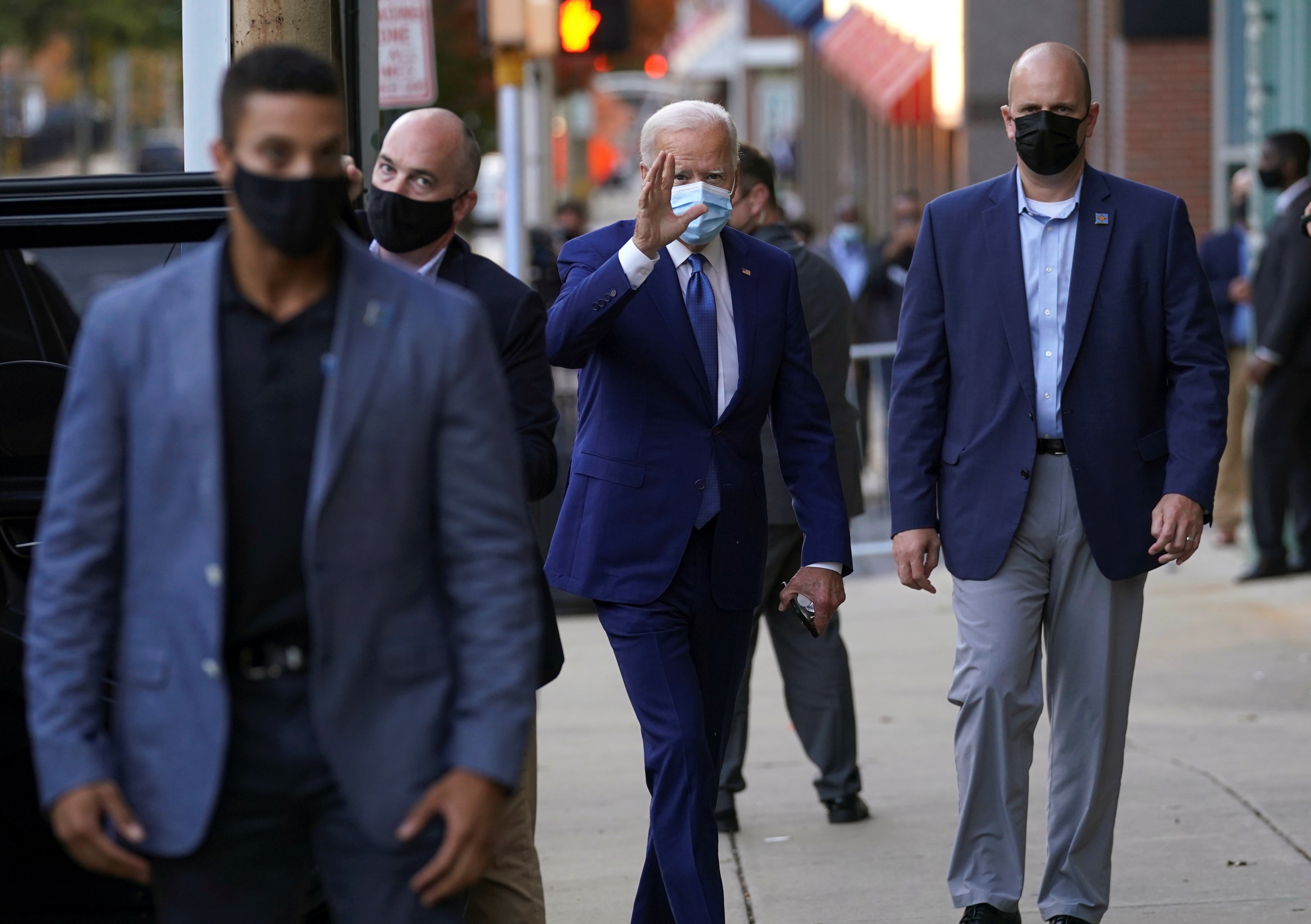 ong Trump tang cuong tranh cu,  Biden chi trich Trump ve Covid-19 anh 12