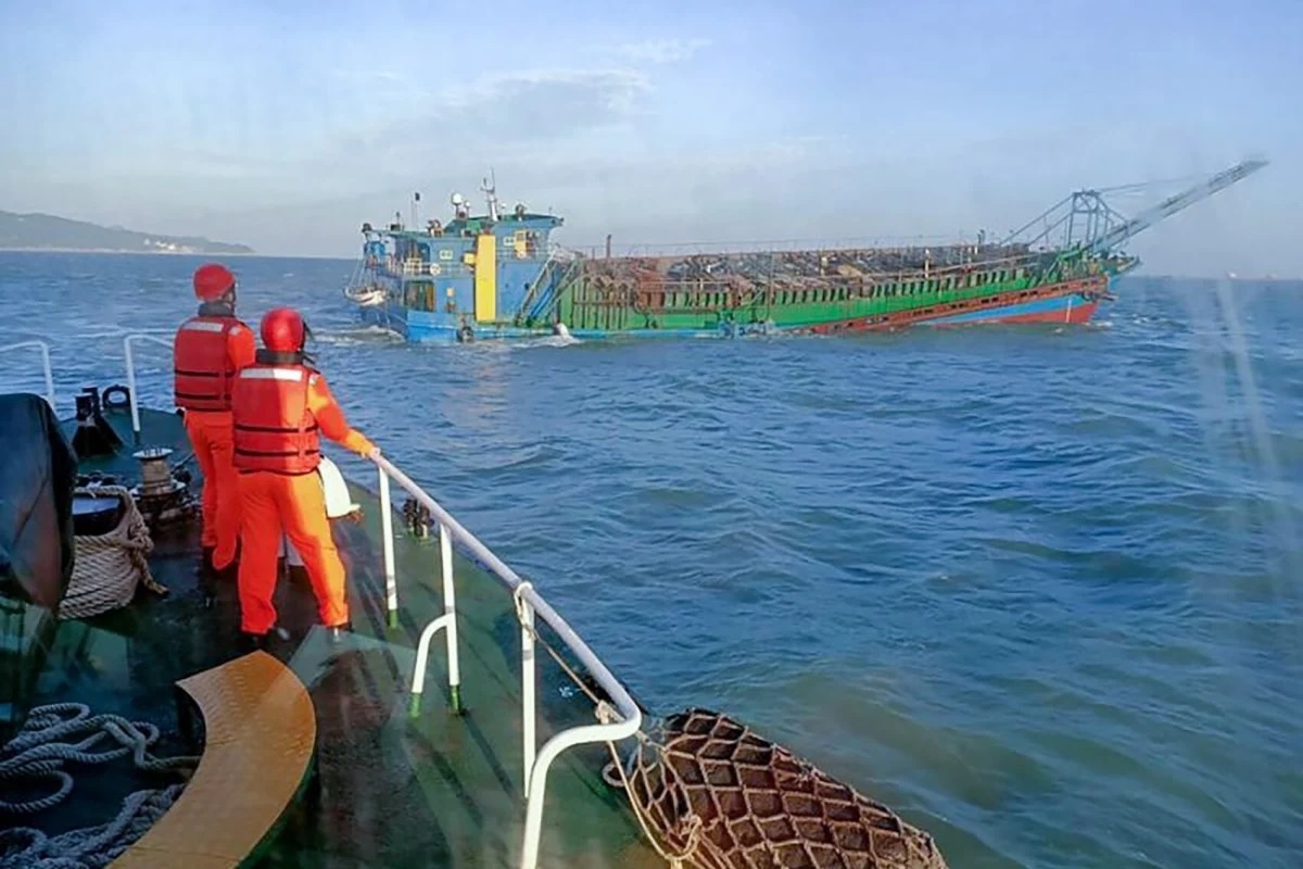 Gan 100 tau Trung Quoc tap trung gan vung bien Dai Loan hinh anh