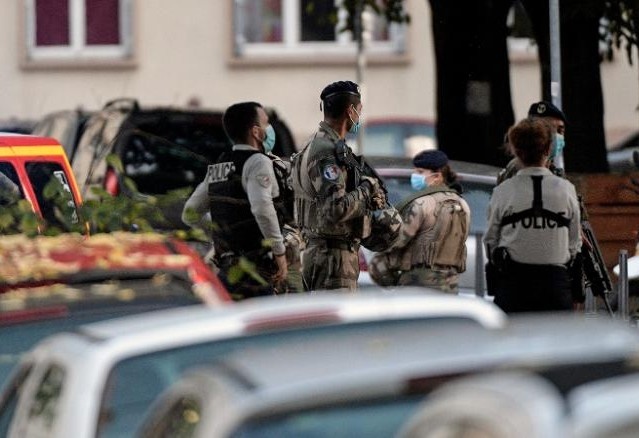 Linh muc bi ban vao bung trong nha tho o Phap hinh anh