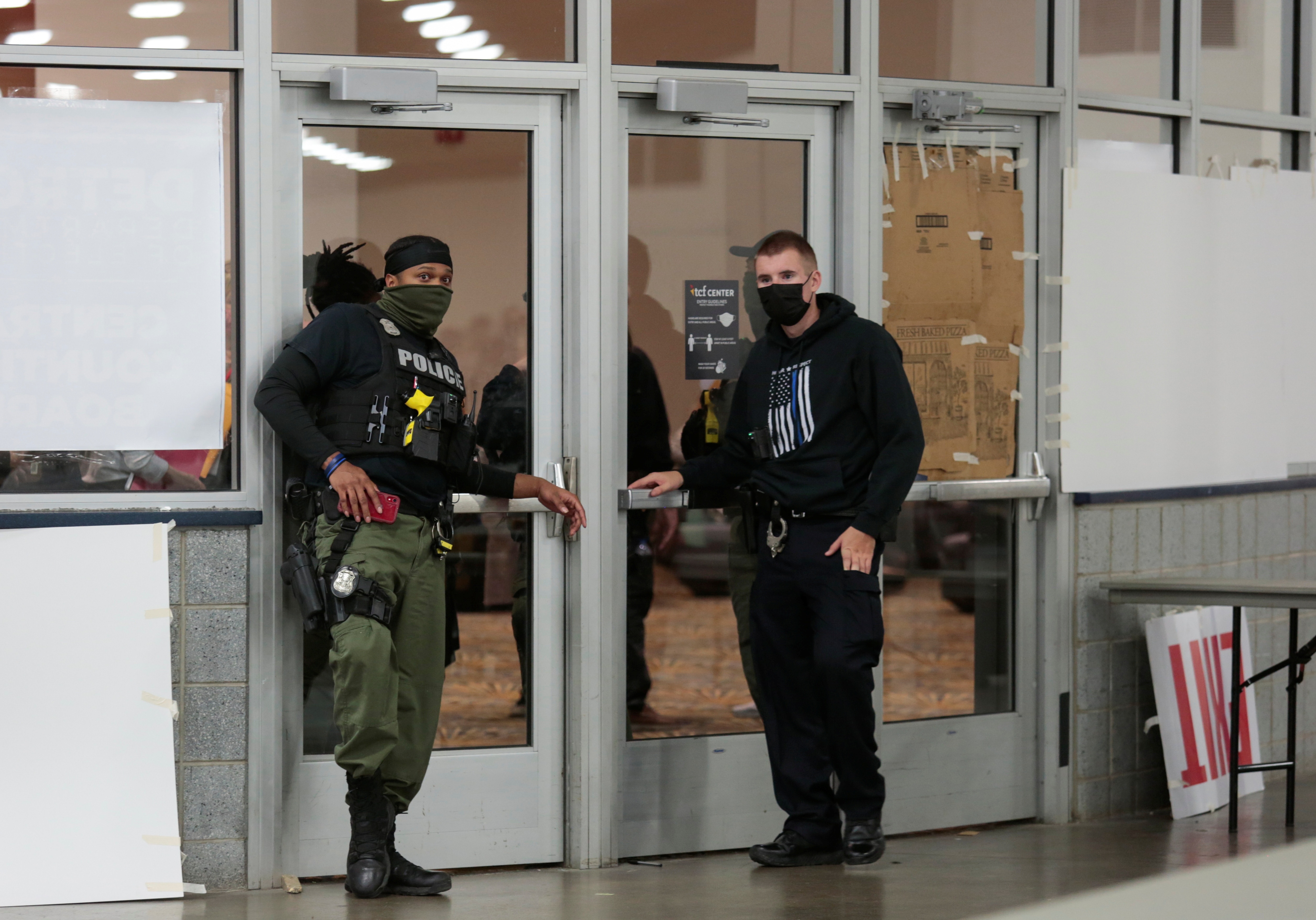 Deo gang tay va khau trang, cac nhan vien tap trung de kiem phieu hinh anh