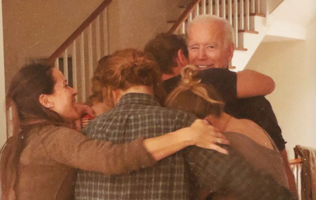 Buc anh an mung chien thang cua gia dinh ong Biden hinh anh