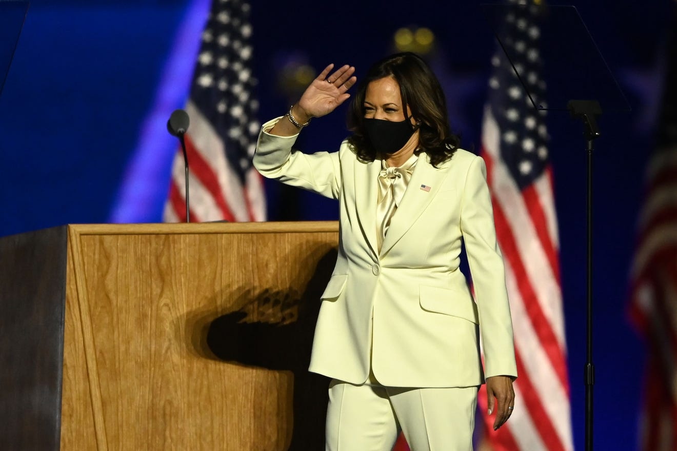 Y nghia dang sau bo vest trang cua ba Harris hinh anh