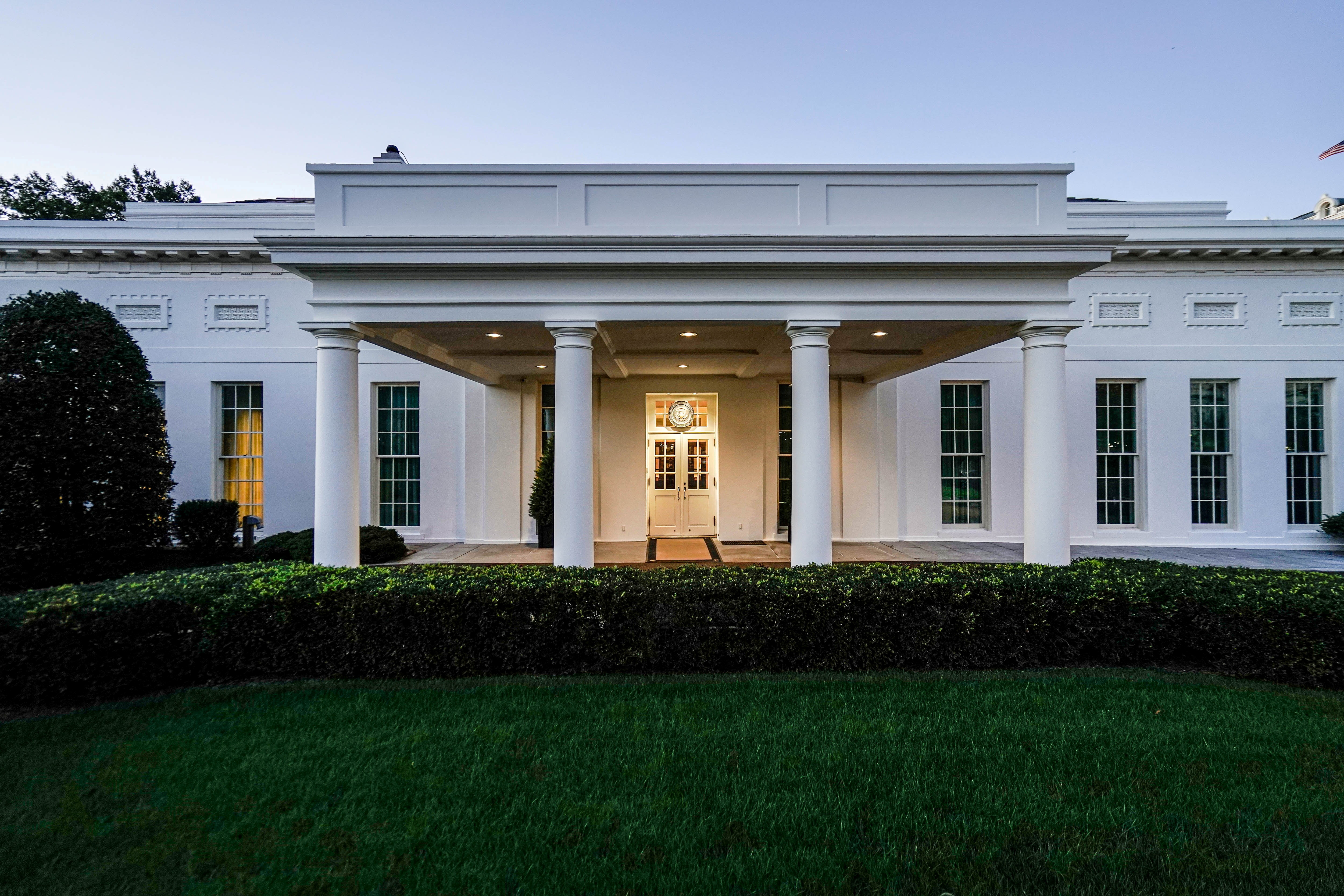 Biden nhan thong tin tinh bao anh 1