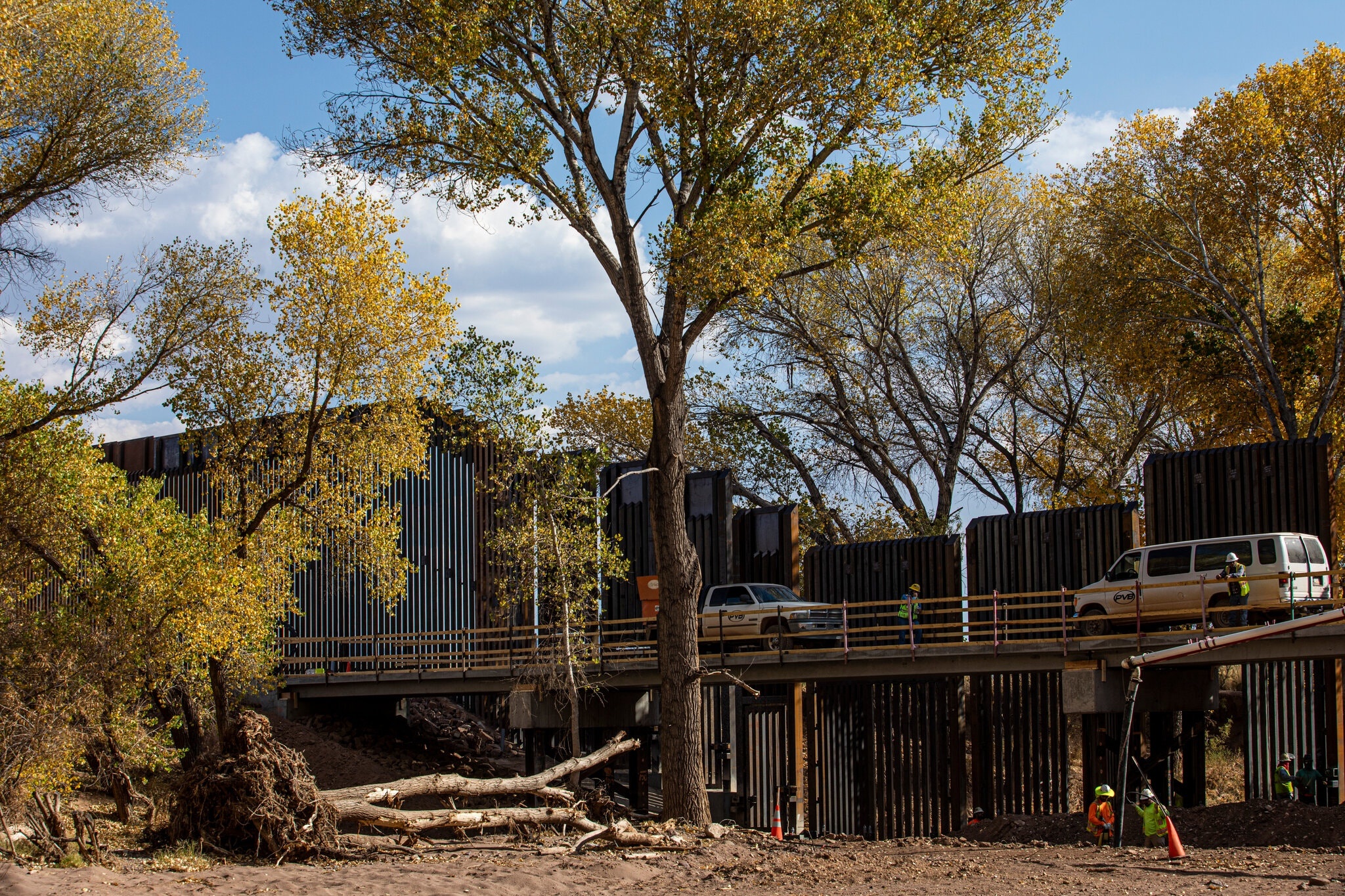 Trump xay tuong bien gioi anh 3