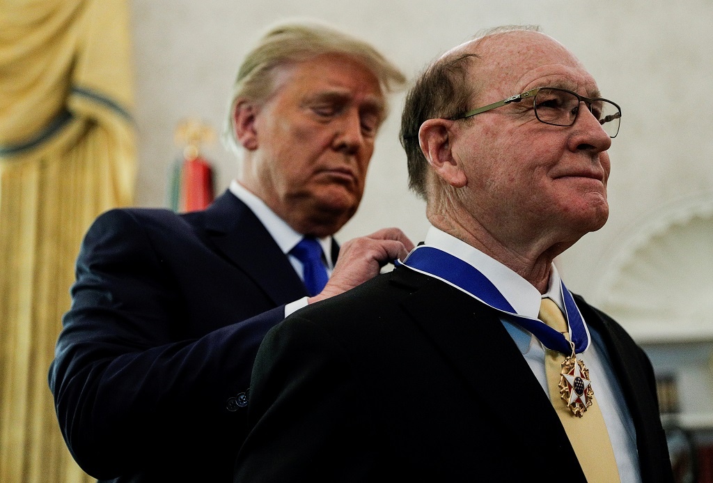 Trao huan chuong cho do vat 'vi dai', ong Trump noi: Toi thang 2-0 hinh anh