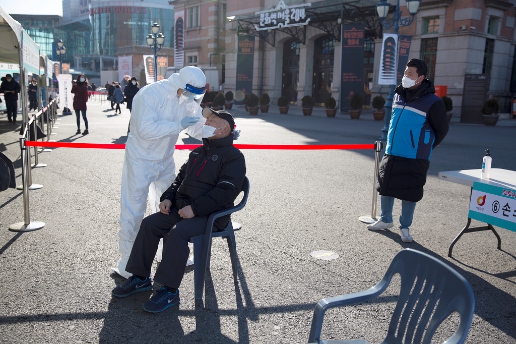 Vung do thi Seoul bao dong het giuong cap cuu benh nhan Covid-19 hinh anh