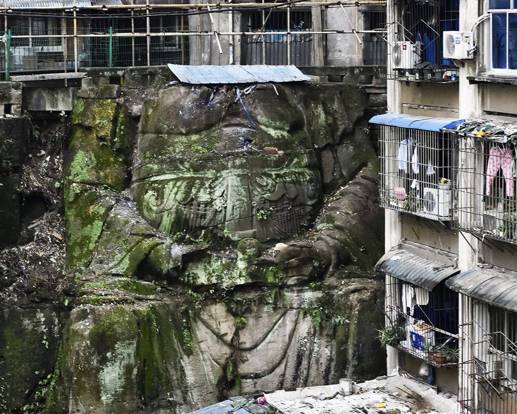 Tuong Phat nam duoi chan chung cu, nhung dau tuong o dau? hinh anh