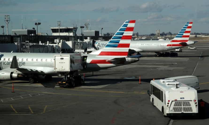 Hanh khach mo cua thoat hiem va truot khoi may bay dang lan banh hinh anh