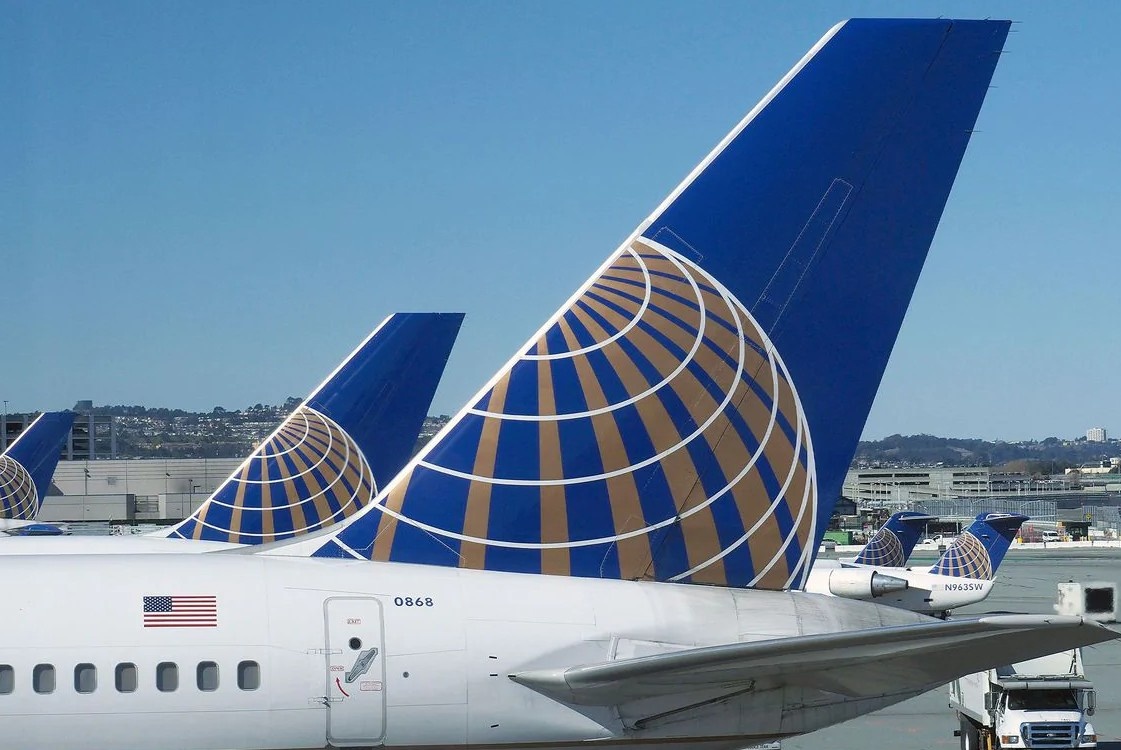 Hanh khach chet tren may bay vi Covid-19 o My hinh anh