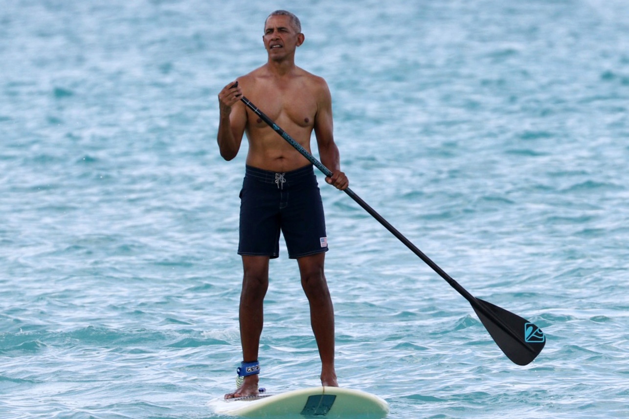Ong Obama cheo van dung o Hawaii, mat vu theo sau bang thuyen kayak hinh anh