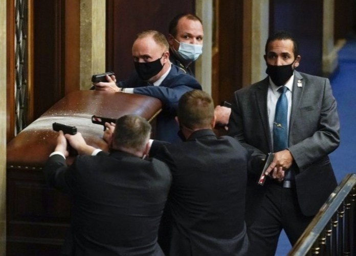 Nghi si chay tron khi nguoi bieu tinh tran vao Dien Capitol hinh anh