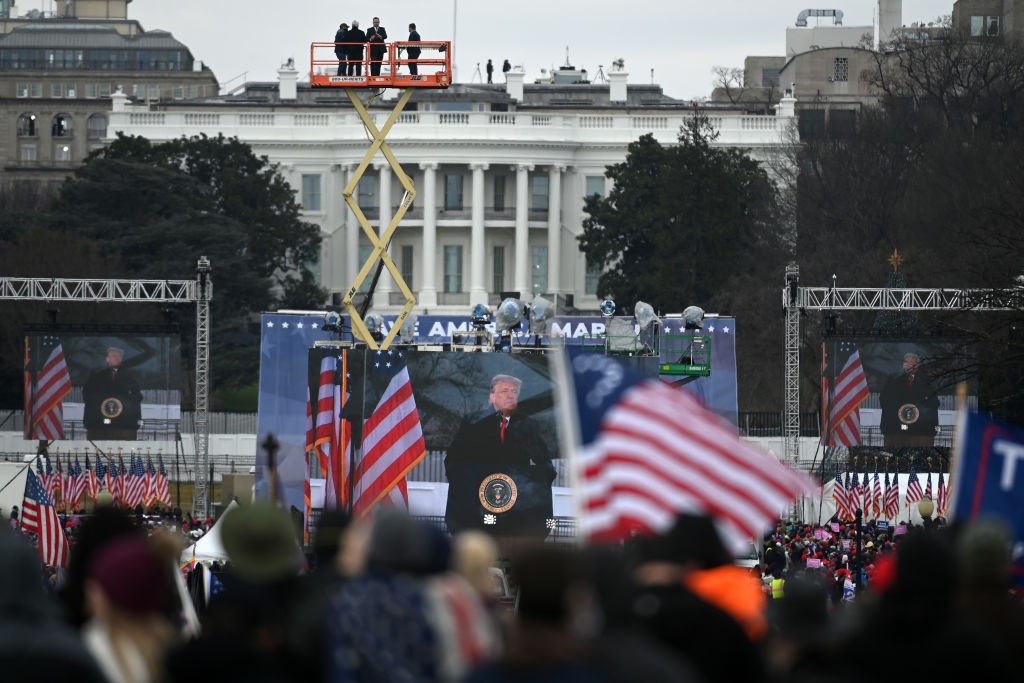 ong Trump ngoi yen nhin bao loan anh 3