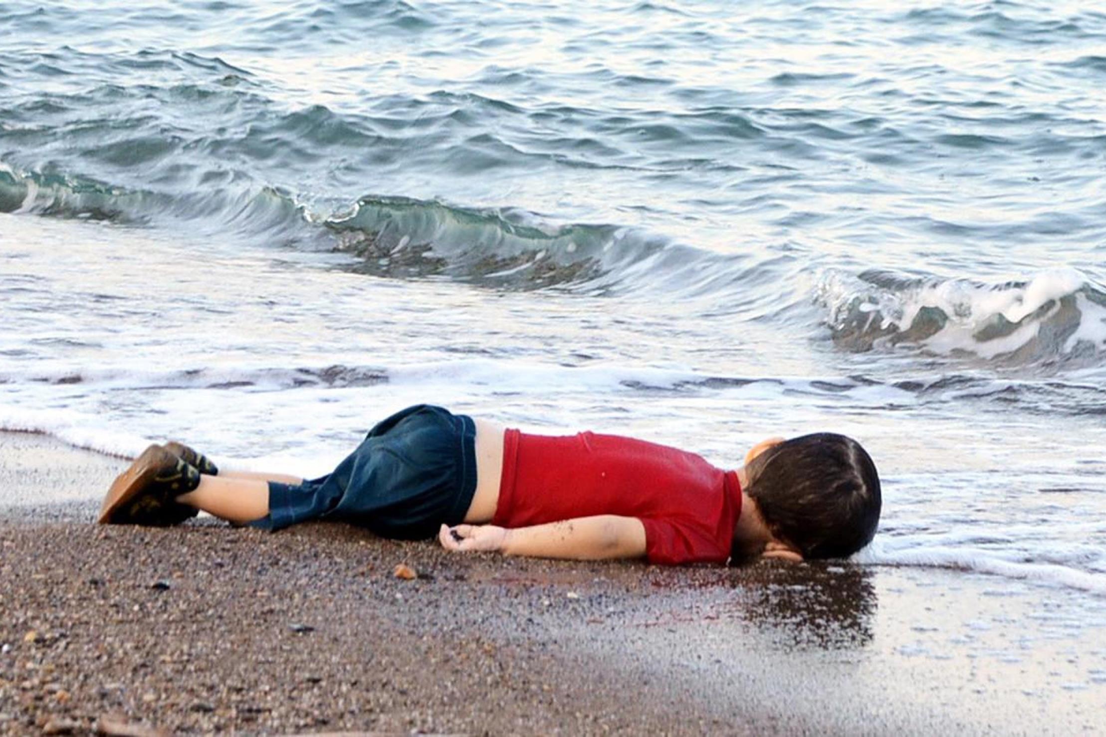 Giao hoang Francis gap cha cua cau be chet duoi Alan Kurdi hinh anh