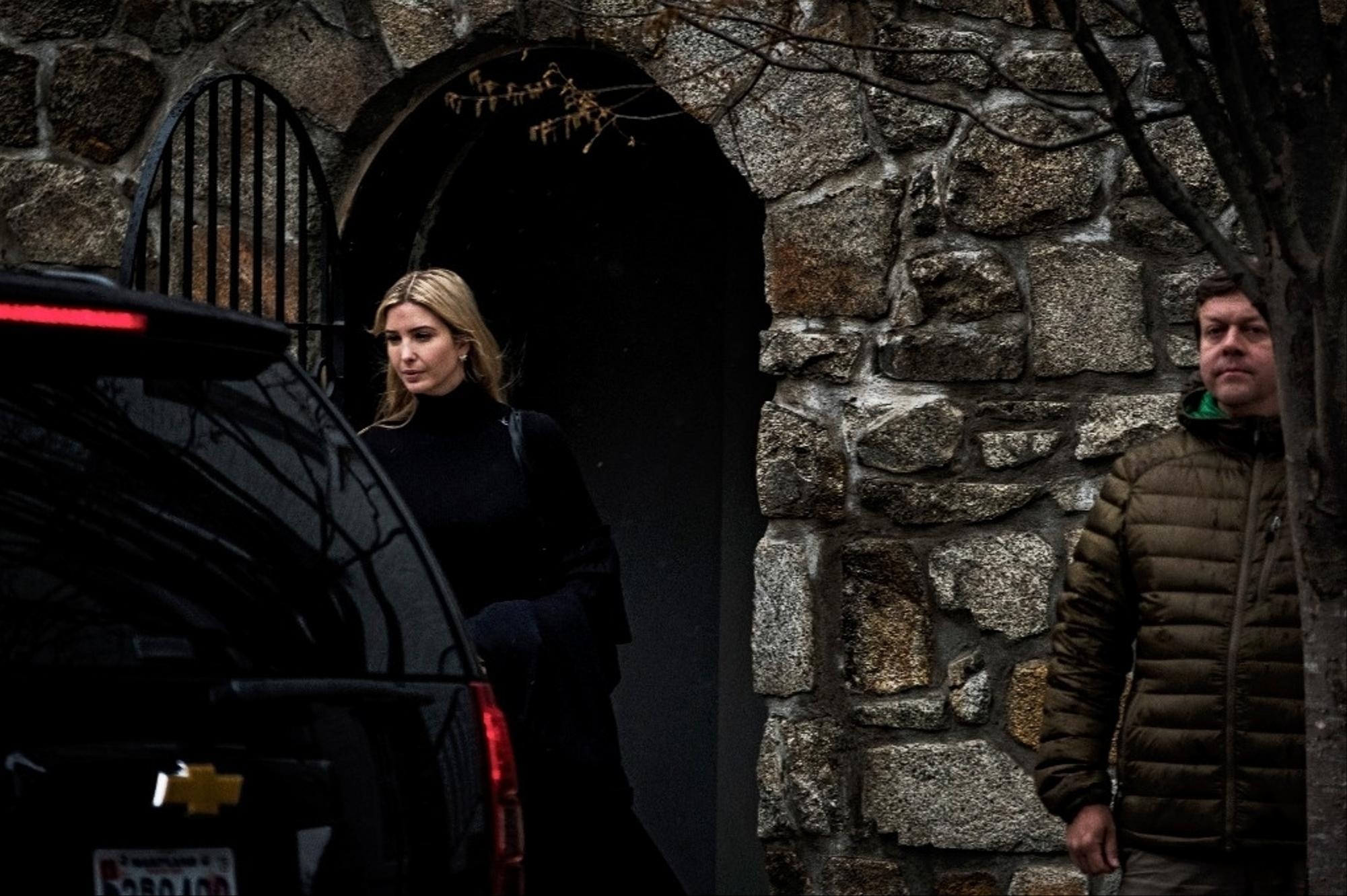 Ivanka Trump cam mat vu dung nha ve sinh anh 1