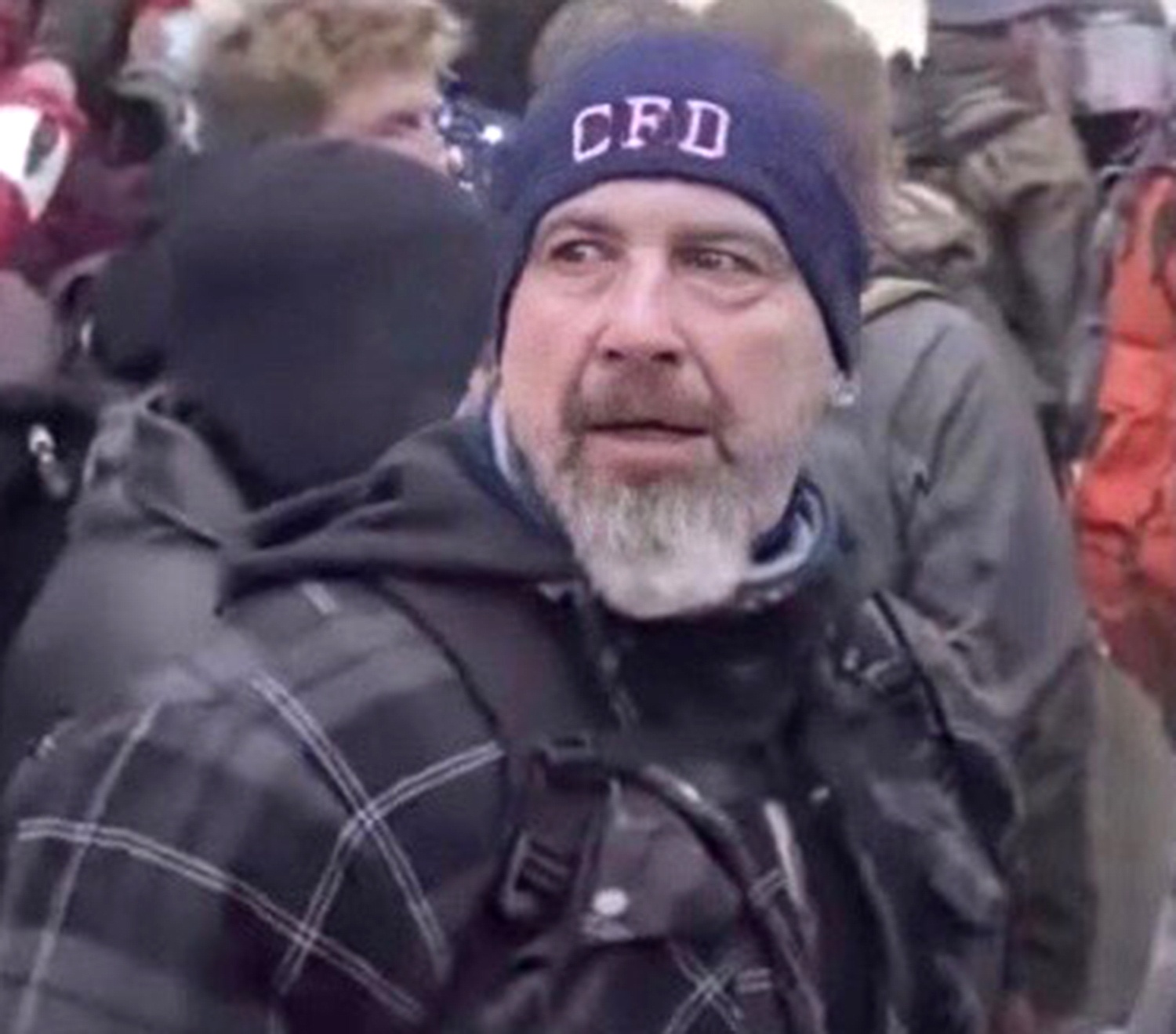 Linh cuu hoa ve huu nem binh chua chay vao Canh sat Capitol hinh anh