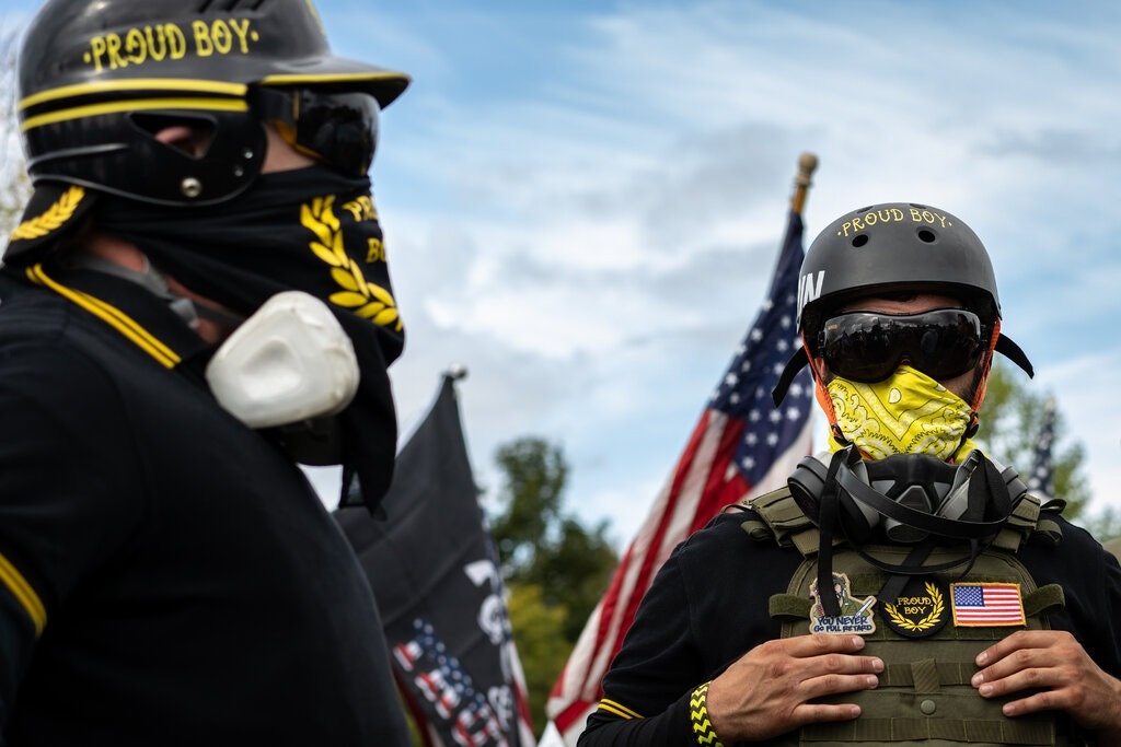 Nhom ung ho Proud Boys quay lung voi ong Trump hinh anh