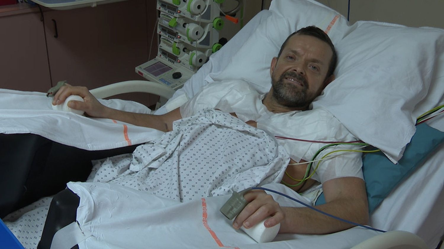 Nguoi dan ong dau tien tren the gioi duoc cay ghep ca hai canh tay hinh anh