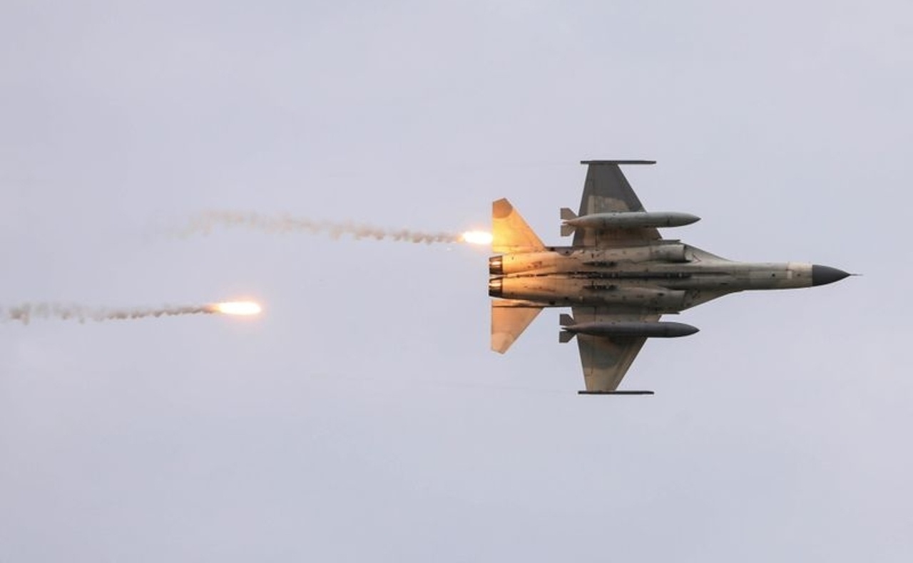 Hang loat may bay Trung Quoc lai ap sat Dai Loan hinh anh