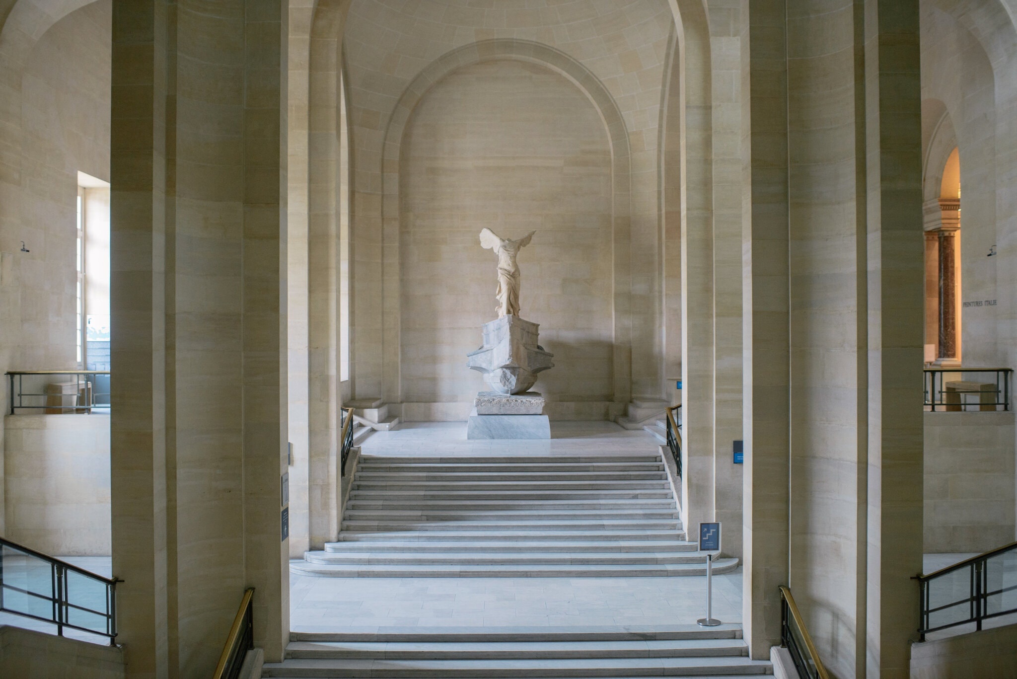 bao tang Louvre dong cua anh 2