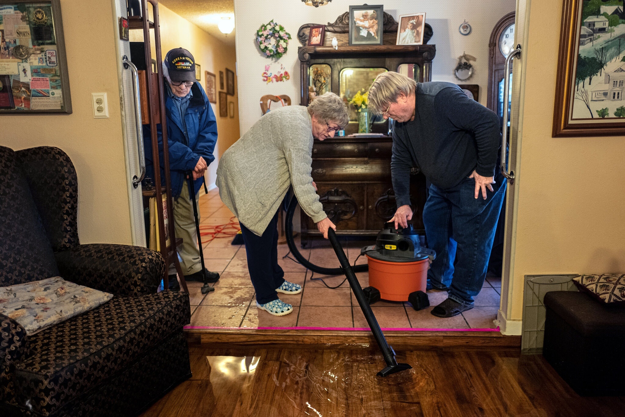 'Het Covid-19 roi den nha bi ngap, chung toi nhu bi nguyen rua vay' hinh anh