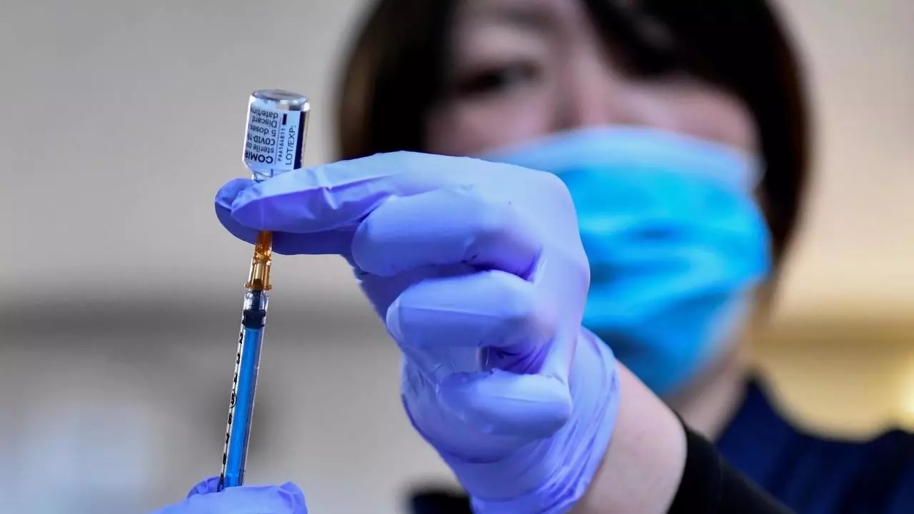 Nhat Ban bo hon 1.000 lieu vaccine vi tu dong bi truc trac hinh anh