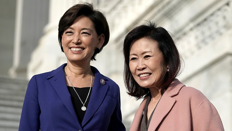 Nu nghi si My goc A: 'Chung toi la me ho. Dung gion mat!' hinh anh