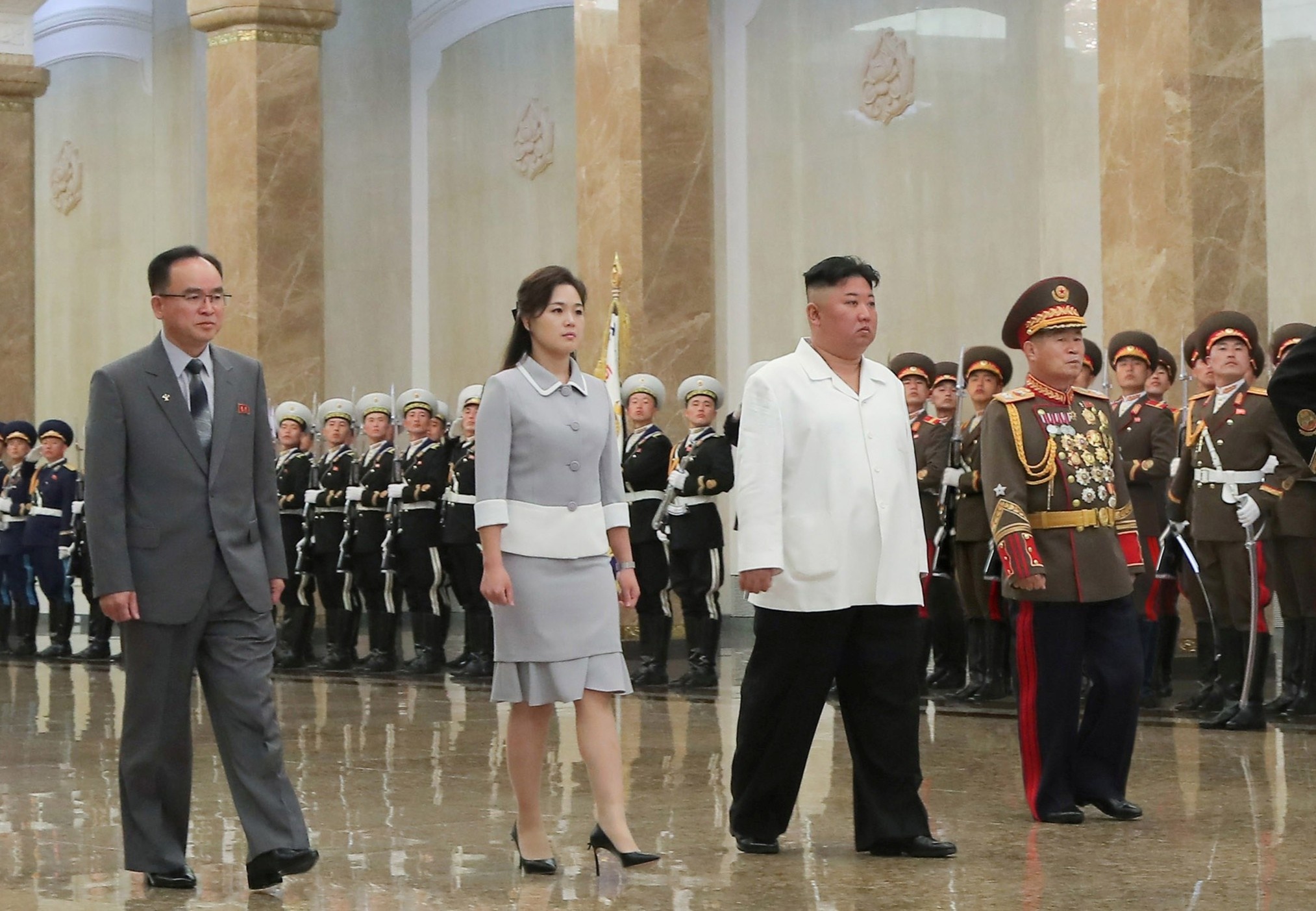 Ong Kim Jong Un vieng lang ong noi hinh anh