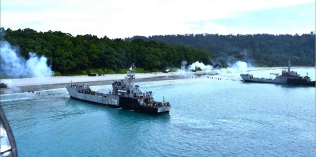 Nhat Ban giam sat tau ngam Trung Quoc anh 3