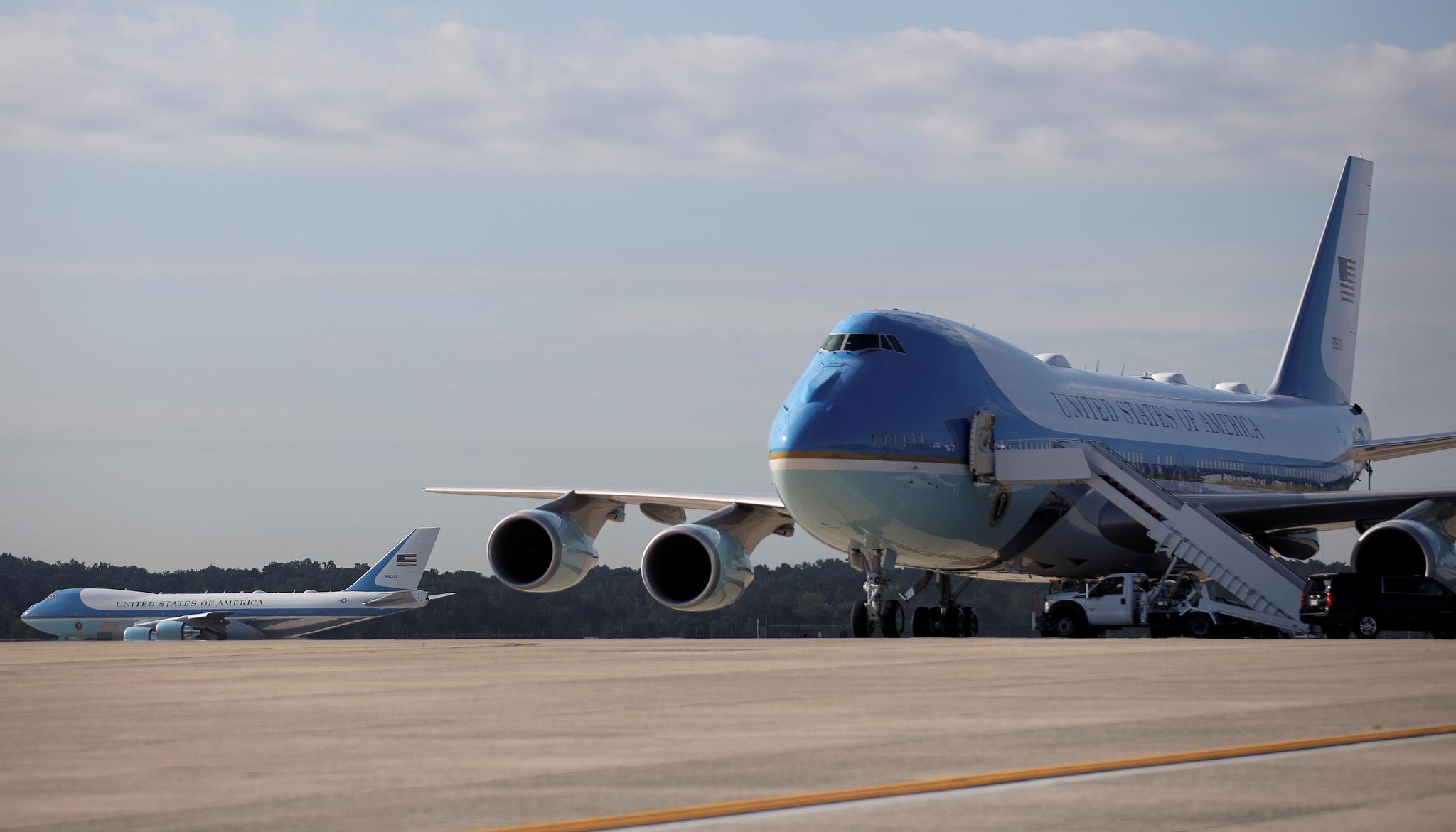 Boeing kien nha cung cap noi that cua Air Force One hinh anh