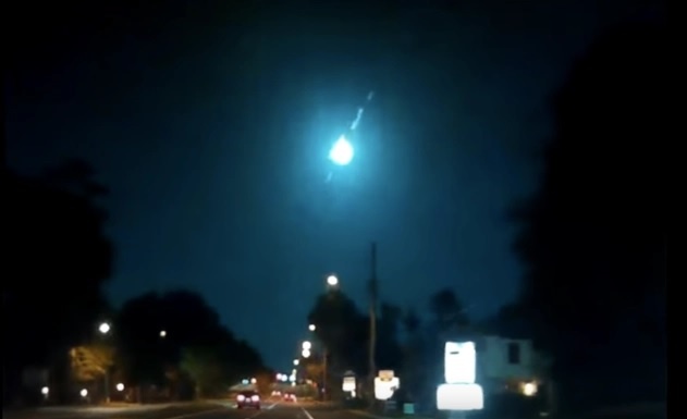 Qua cau lua bi an thap sang bau troi dem o Florida hinh anh