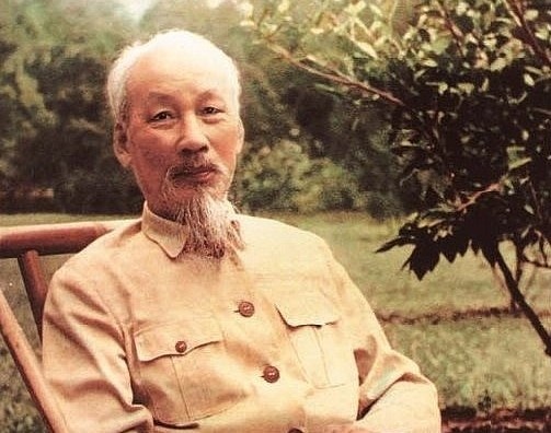 Chan dung Chu tich Ho Chi Minh qua trang sach hinh anh