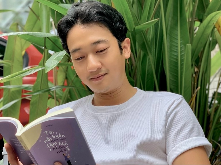 Nam dien vien 9X ben duyen viet sach nho... noi buon hinh anh