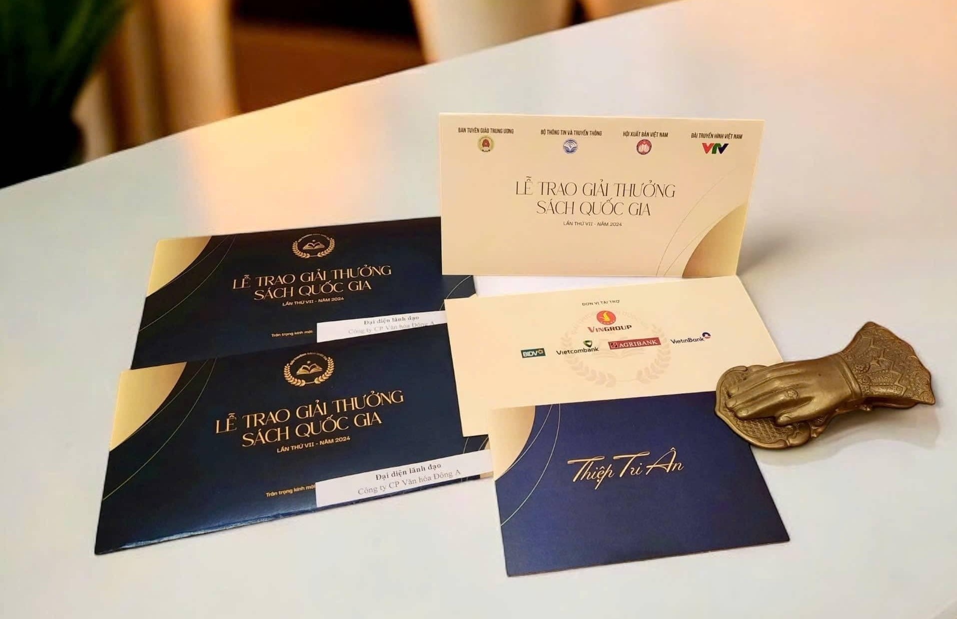 Bat ngo khi nhan 5 de cu Giai thuong Sach Quoc gia hinh anh