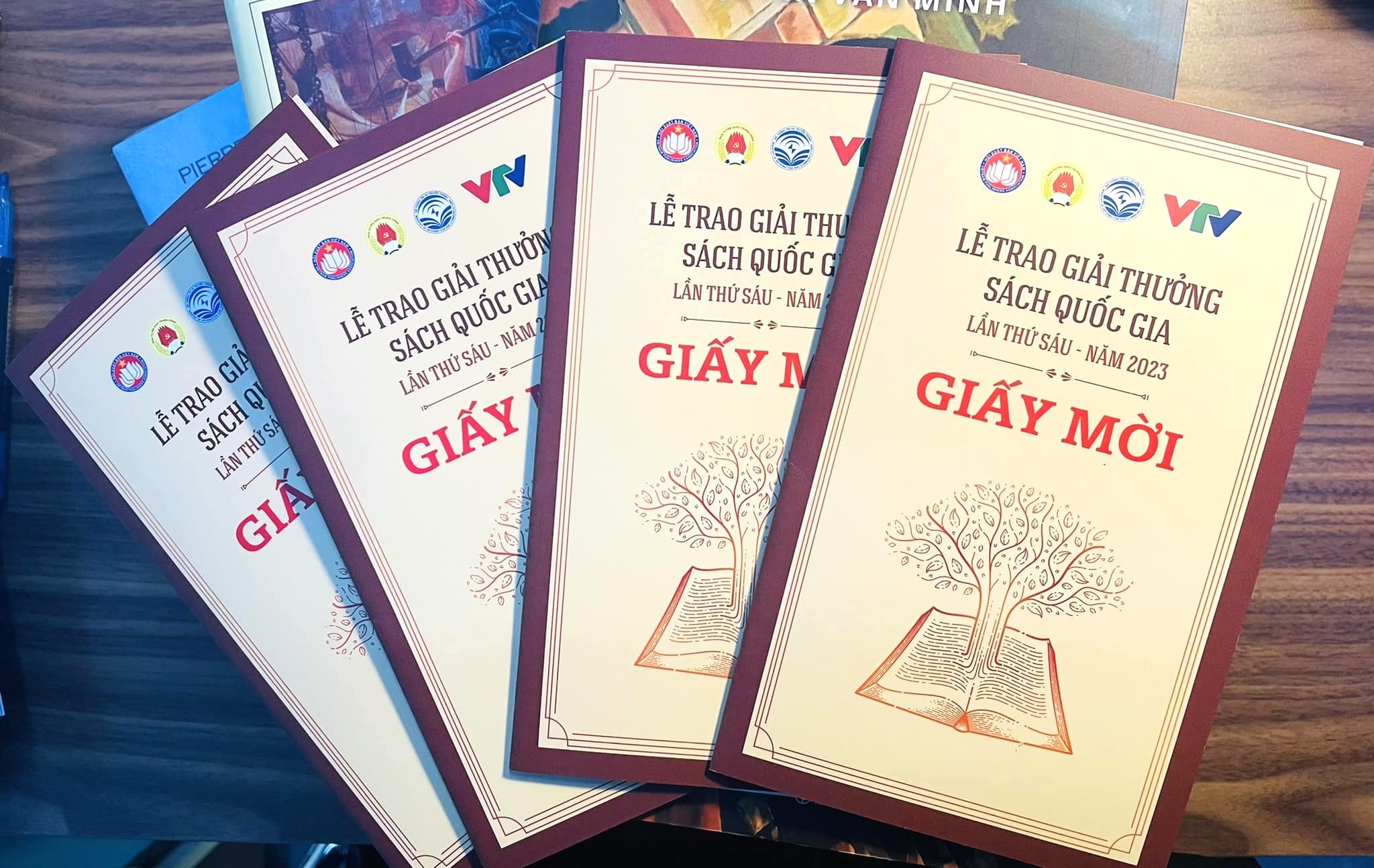 Gioi lam sach hoi hop truoc them Le trao Giai thuong Sach Quoc gia hinh anh