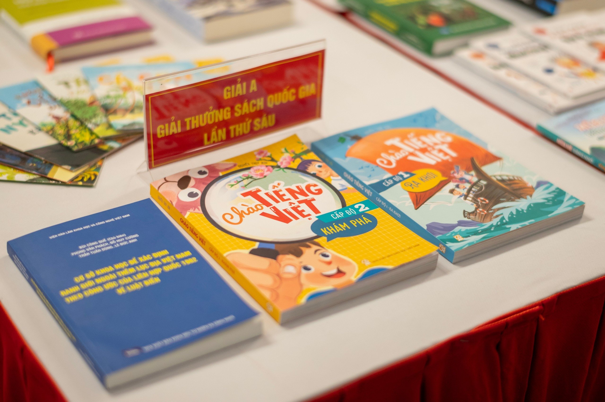 De xuat dua sach hay den tay doc gia hinh anh