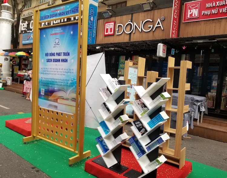 Tu sach Doanh nhan tiep can 10 nghin ban doc tu nam 2021 den nay hinh anh