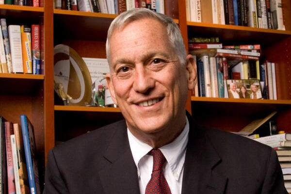 Walter Isaacson - Nguoi ke chuyen nha khoa hoc, ty phu, chinh tri gia hinh anh