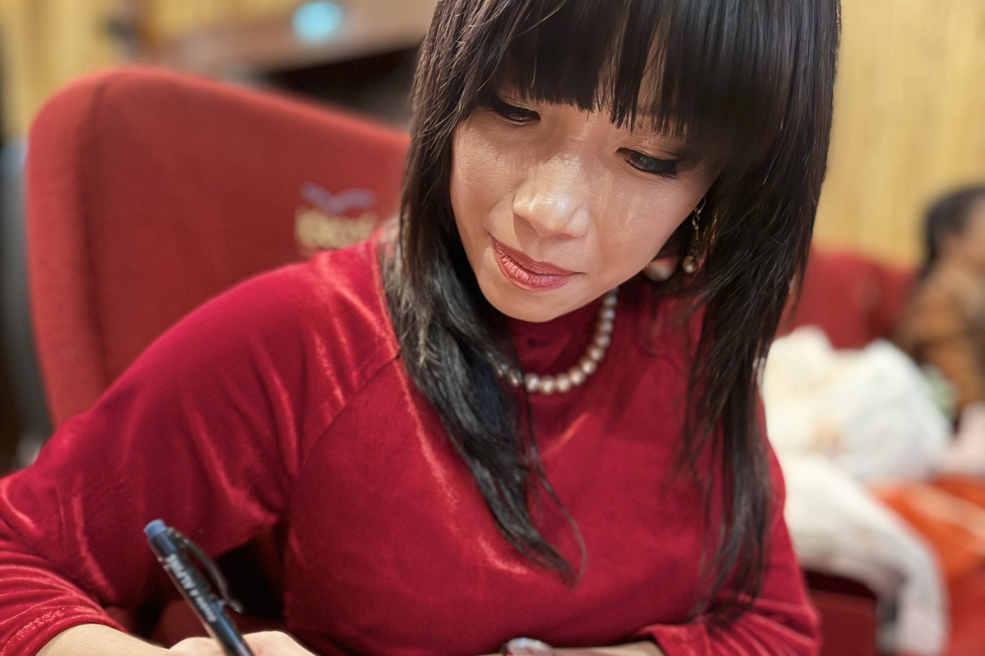 Co gai goc Viet viet sach ke hanh trinh thanh nghi si Phap hinh anh