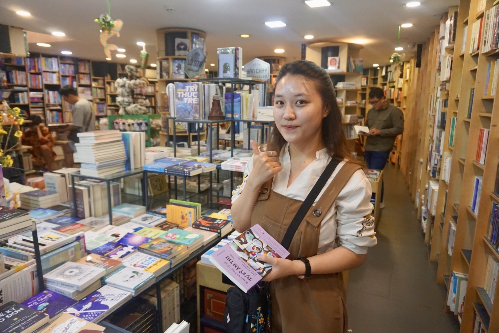 Doc gia tre thich duoc li xi sach dung gu hinh anh