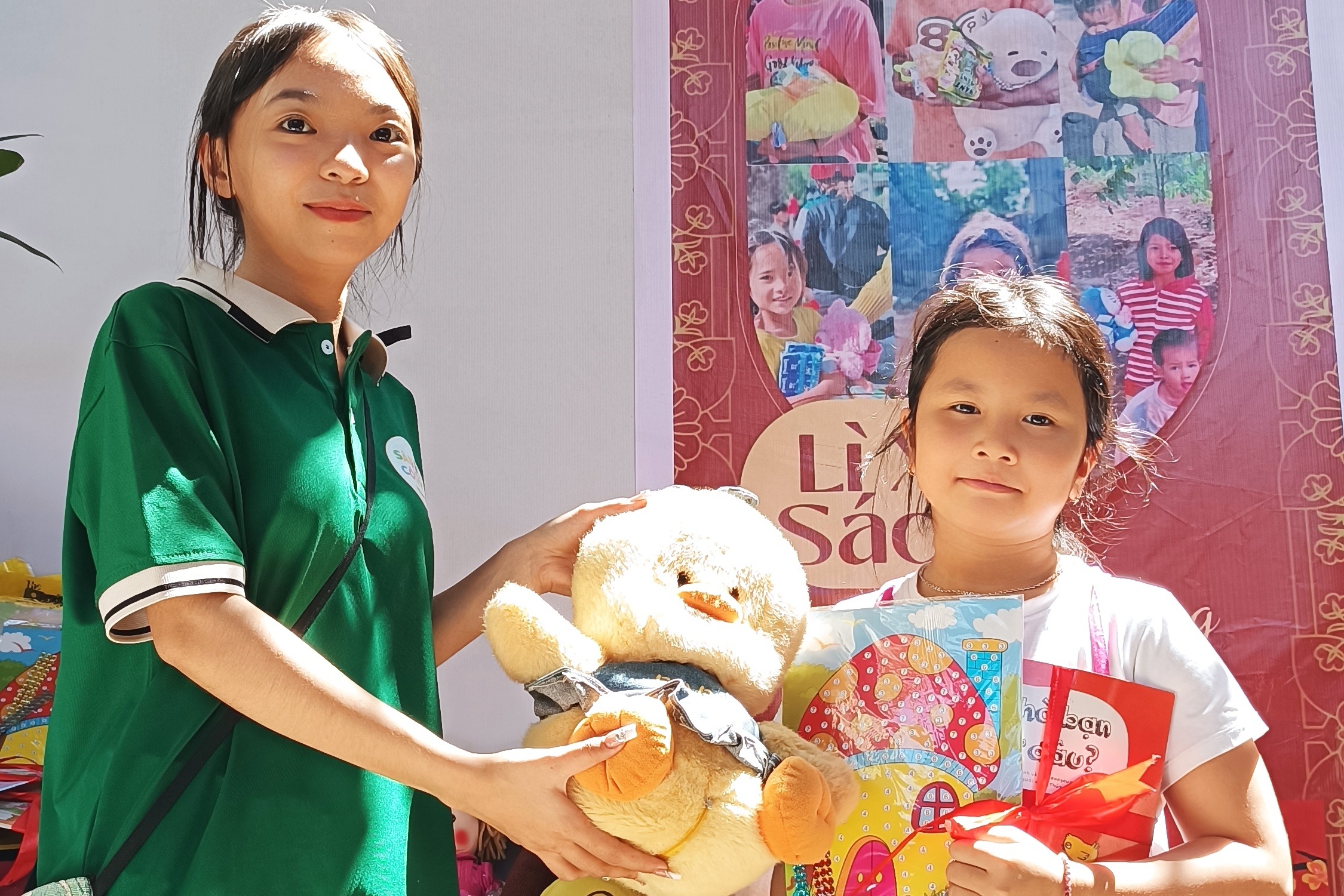 Hoat dong li xi sach doc dao tai Duong sach Ban Me Thuot hinh anh