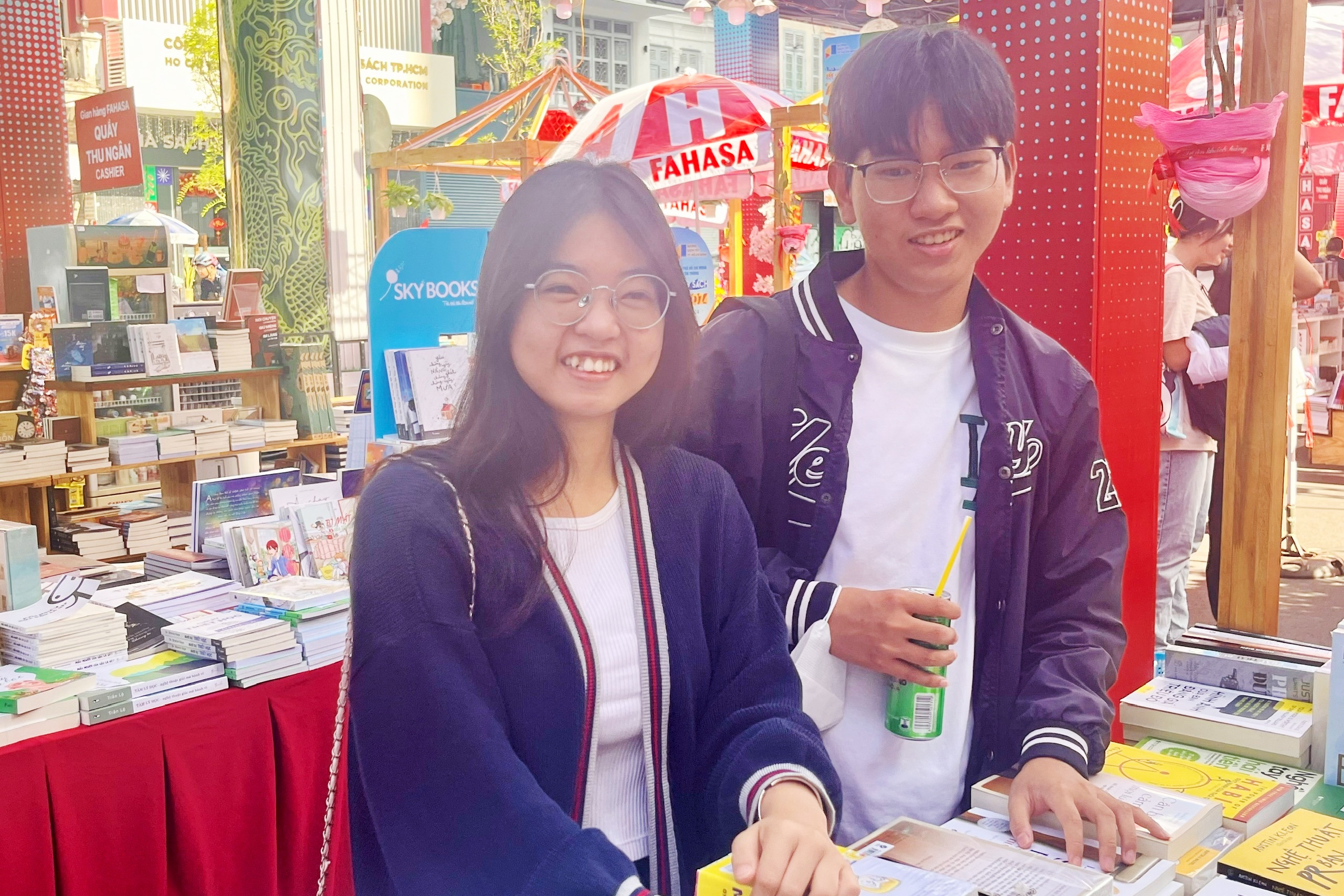 Di choi Valentine o Le hoi Duong sach Tet Giap Thin hinh anh