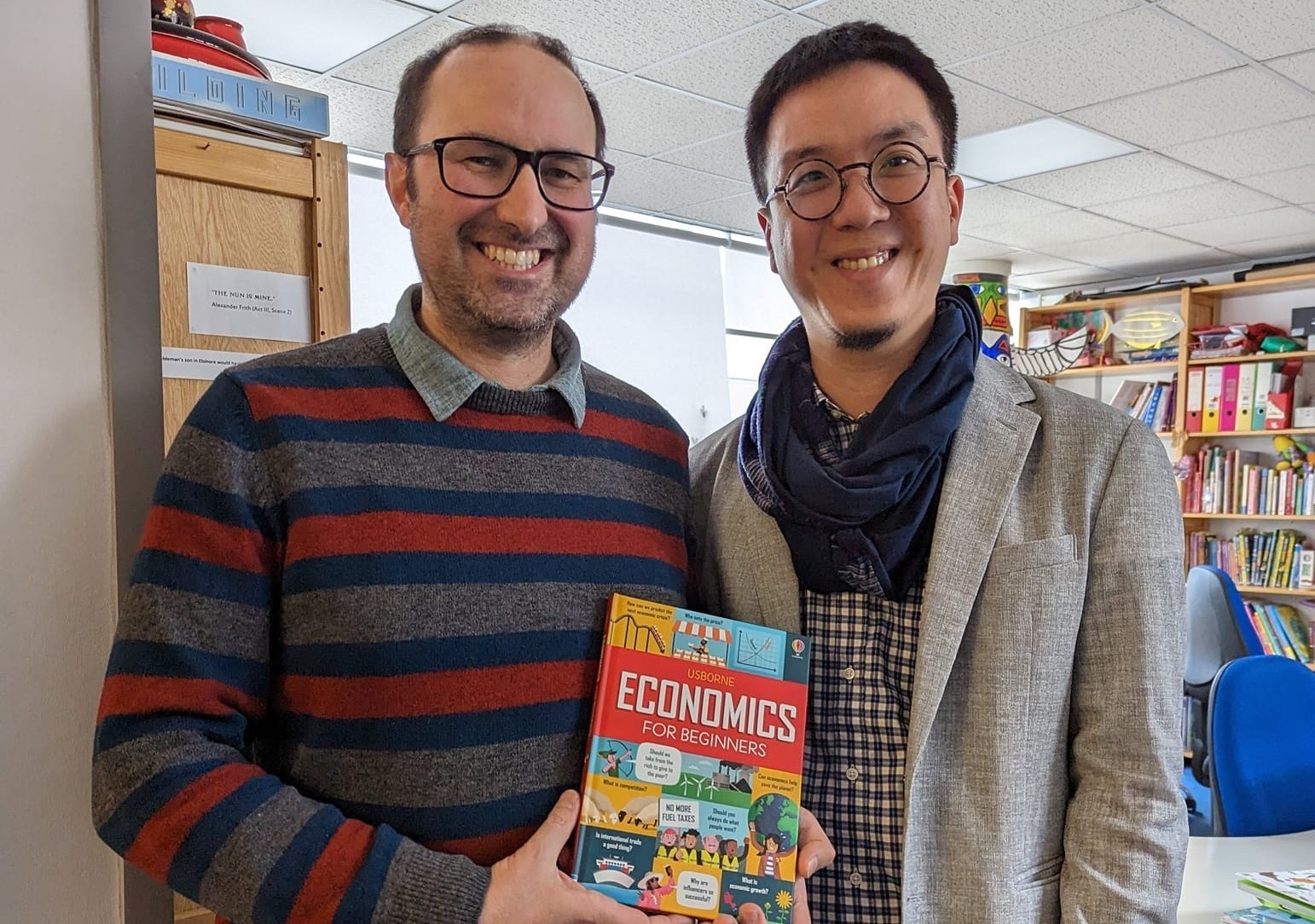 Thuan loi, thach thuc cua don vi xuat ban khi mua ban quyen sach hot hinh anh