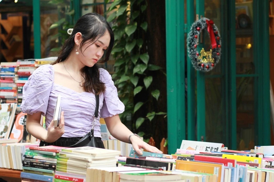 Nguoi TP.HCM co truyen thong me sach bao hinh anh