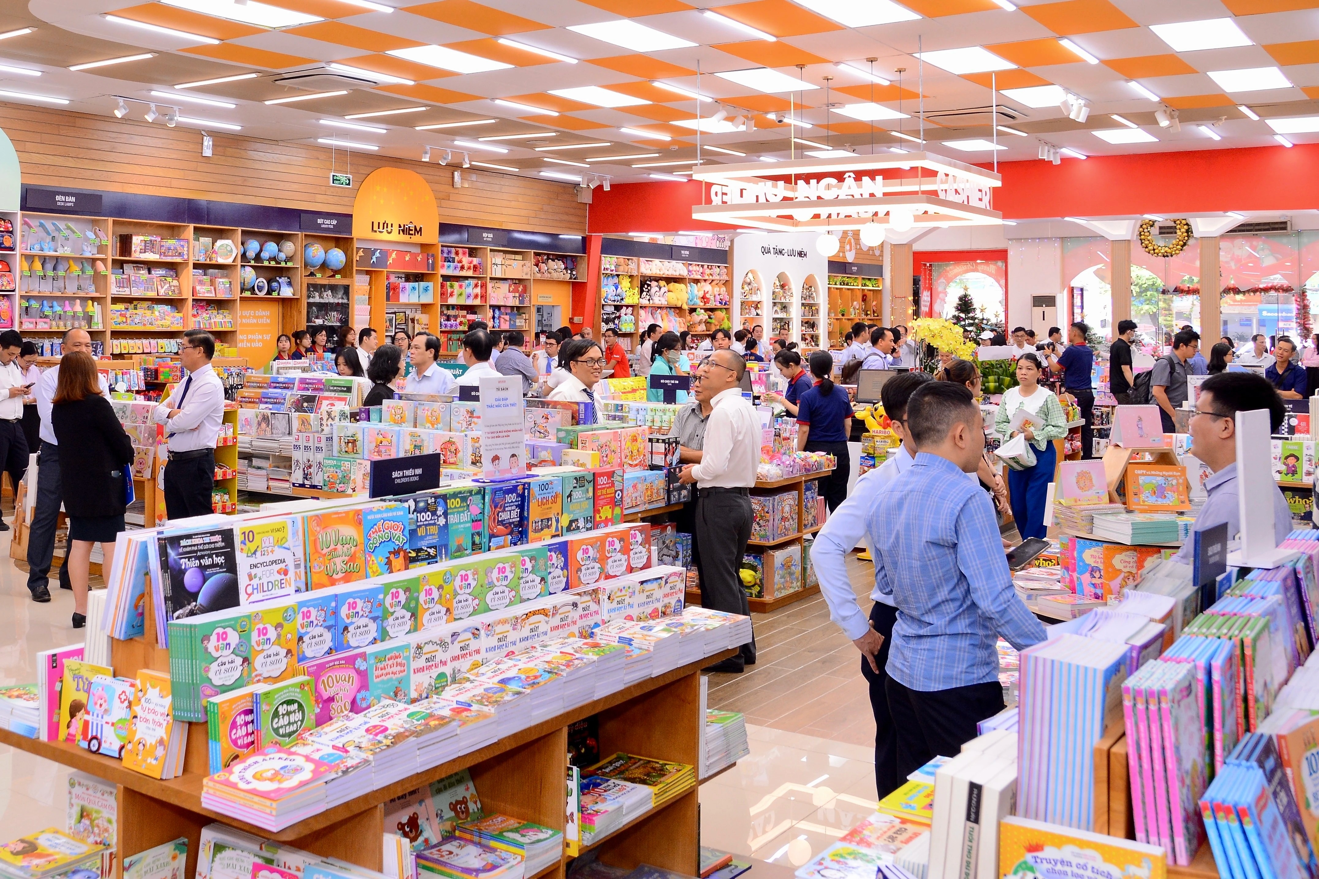 Fahasa lot top doanh nghiep tieu bieu nhan 50 nam thong nhat dat nuoc hinh anh