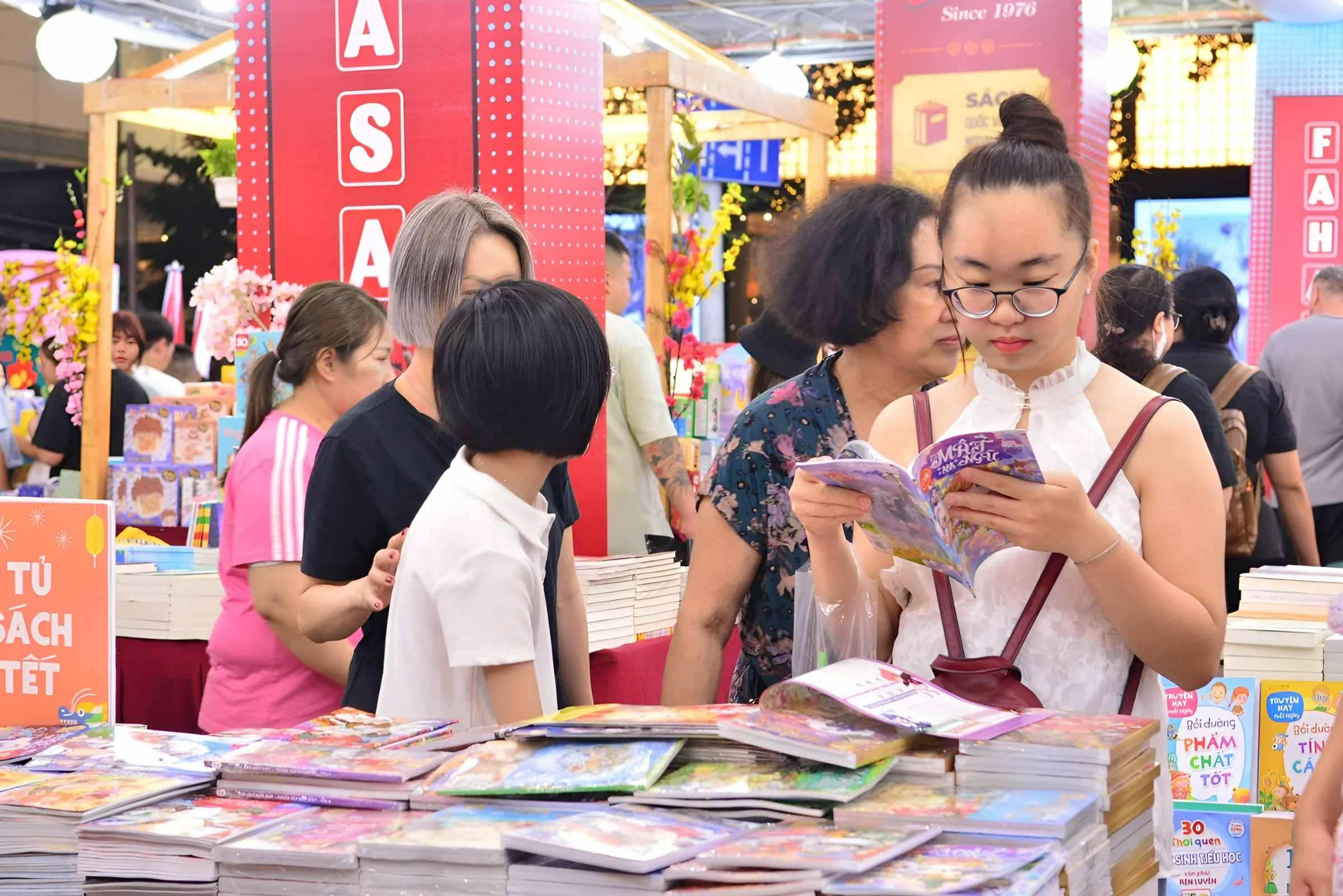 Cac nha sach phat trien the nao trong thoi dai thuong mai dien tu? hinh anh