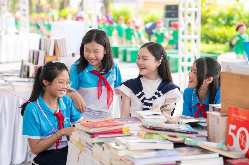 Nhieu tinh thanh ca nuoc don Ngay Sach va Van hoa doc hinh anh