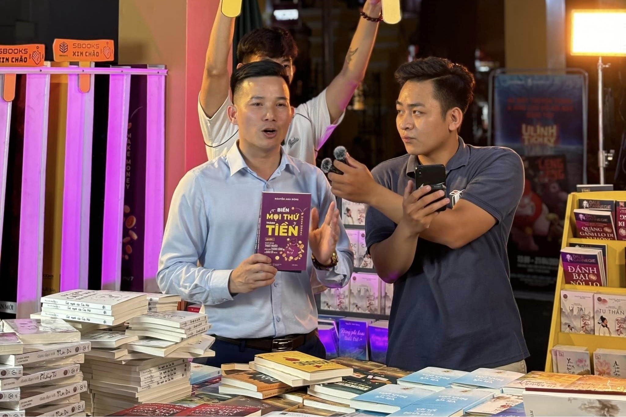 Livestream - mot huong phat trien tiem nang cua nganh hang sach hinh anh